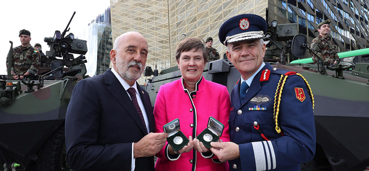 Governor Gabriel Makhlouf with Dept. of Defence Secretary General, Jacqui McCrum and Defence Forces Chief of Staff Lieutenant General Seán Clancy, pictured with the commemorative coin to mark the centenary of the Irish Defence Forces